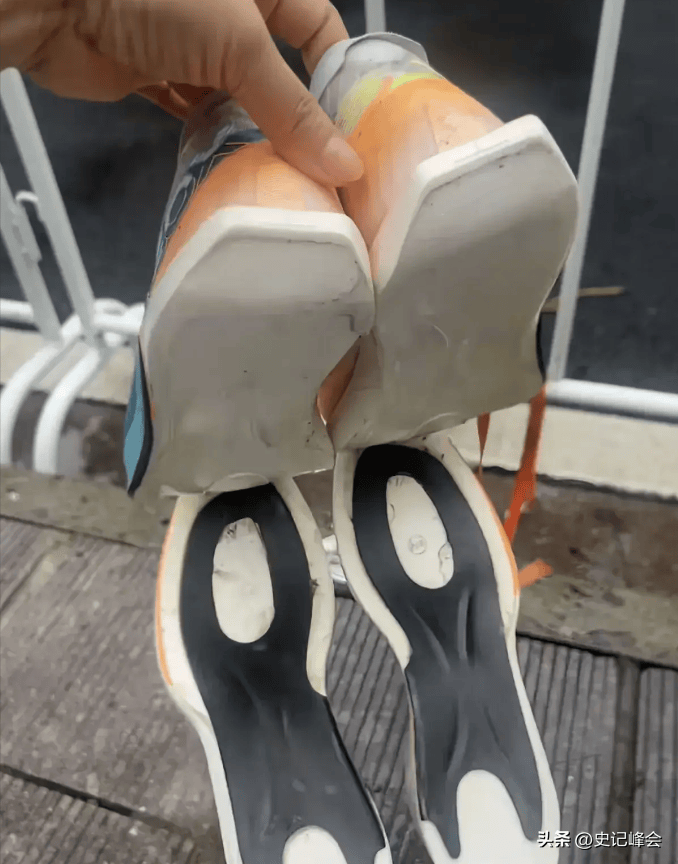 脚跑完大哭网友：同款掉底特步回复敷衍bsport体育女子跑全马鞋子掉底赤(图2)