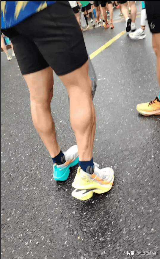 脚跑完大哭网友：同款掉底特步回复敷衍bsport体育女子跑全马鞋子掉底赤(图4)