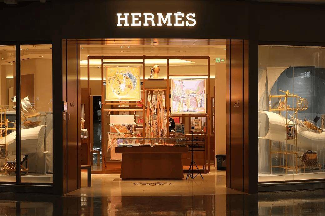 应从未考虑收购Burberry；爱马仕表现有望继续领先同行b体育入口16条要闻 欧莱雅中国被指裁员；Moncler回(图12)