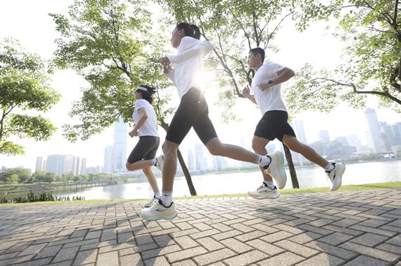 好物！鸿星尔克公园跑鞋赋能国动新动能必一体育运动app入选2024年度(图4)