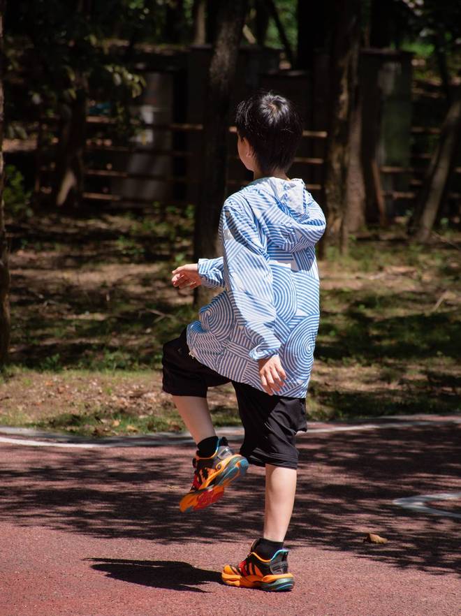 尼斯“稳跑鞋”全新上市引领童鞋新升级必一体育网站专为运动护航而生！泰兰