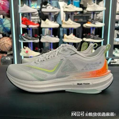 跑鞋Top10：从国际标杆到国货之光这样选不踩坑必一运动sport网页版登录2025年年度缓震(图3)