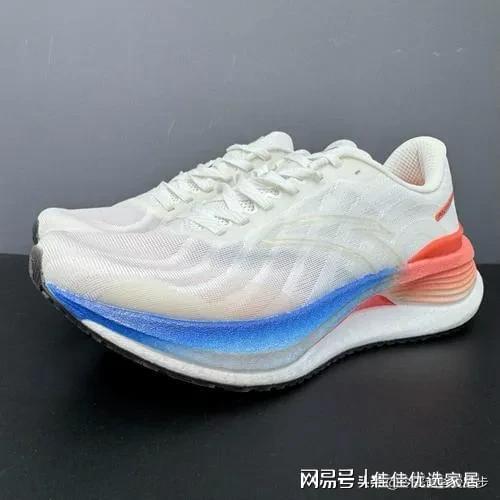 跑鞋Top10：从国际标杆到国货之光这样选不踩坑必一运动sport网页版登录2025年年度缓震(图4)