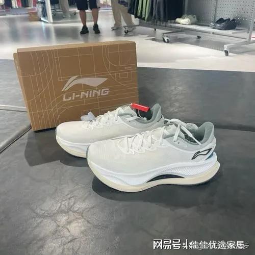 跑鞋Top10:从国际标杆到国货之光这样选不踩坑必一运动sport网页版登录2025年年度缓震(图8) 跑鞋Top10:从国际标杆到国货之光这样选不踩坑必一运动sport网页版登录2025年年度缓震(图8)
