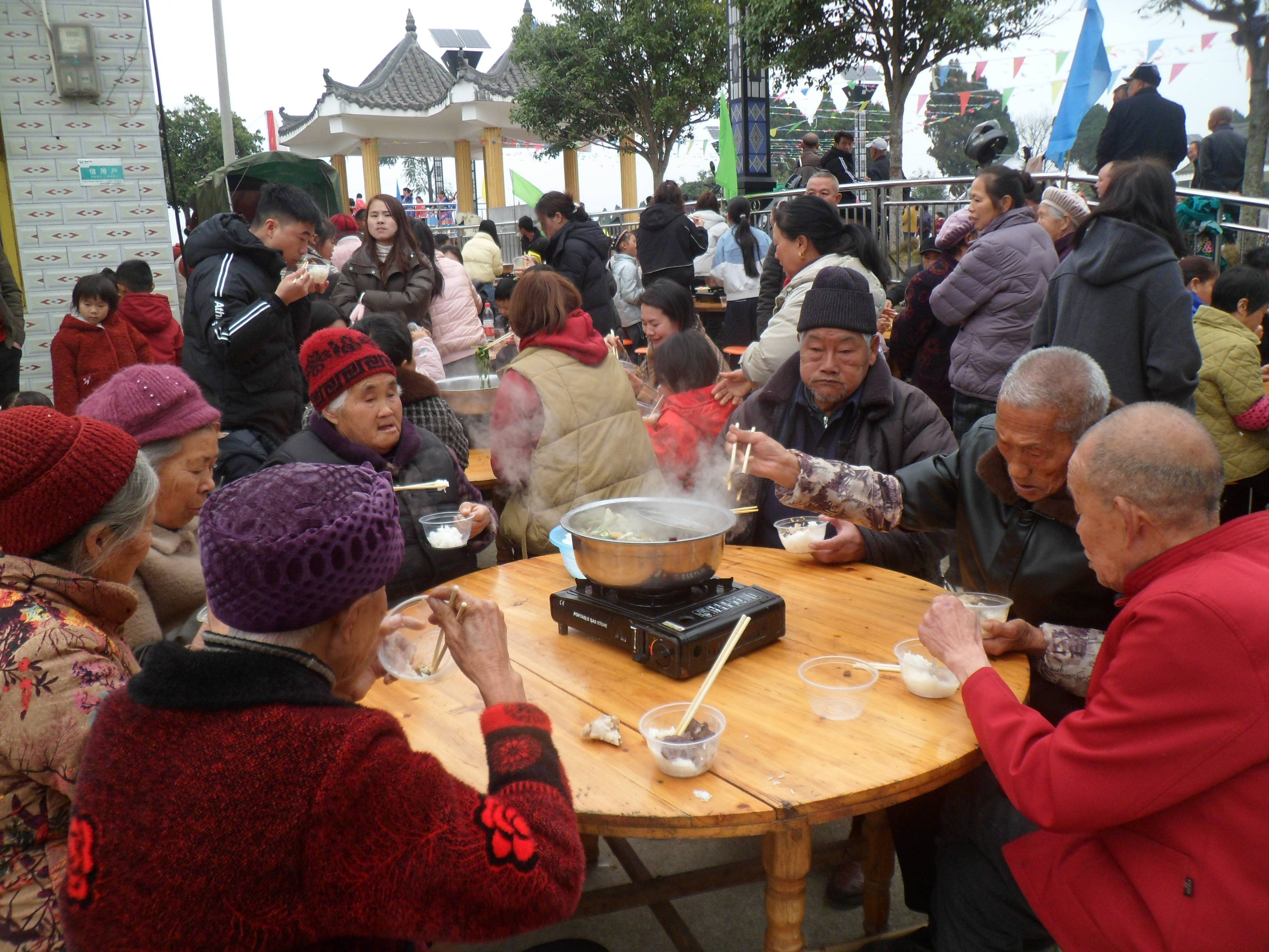 龙县德卧村多彩文体活动欢度新春佳节必一b体育app网页版登录贵州安(图7)